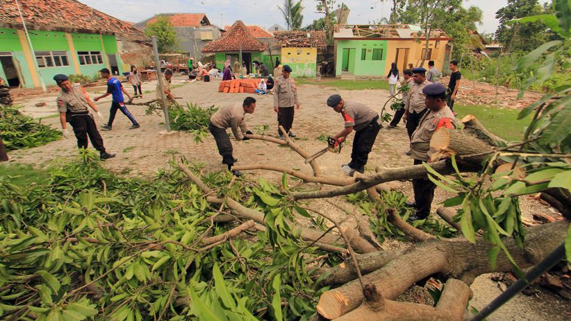 Sekolah Roboh Dihantam Puting Beliung di Cirebon
