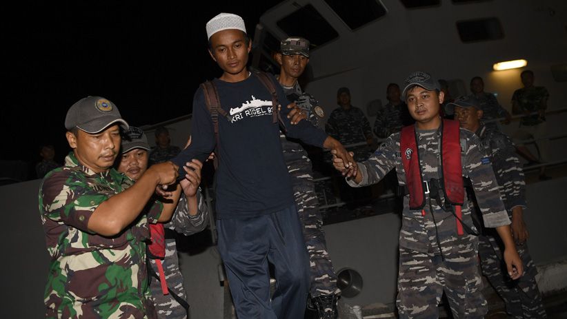 Terdampar 7 Hari akibat Tsunami Selat Sunda, Nelayan Dievakuasi TNI AL - Bagian 2