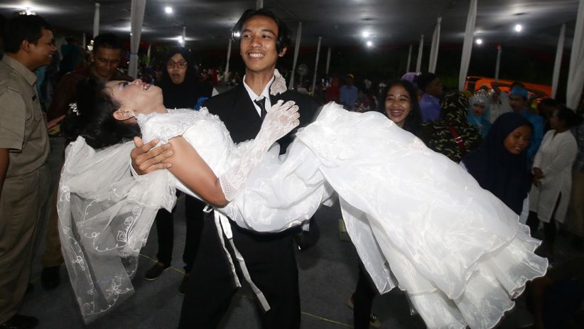 Momen Bahagia Pasangan Nikah Massal di Malam Tahun Baru - Bagian 4