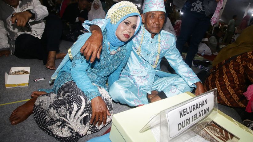 Momen Bahagia Pasangan Nikah Massal di Malam Tahun Baru - Bagian 5