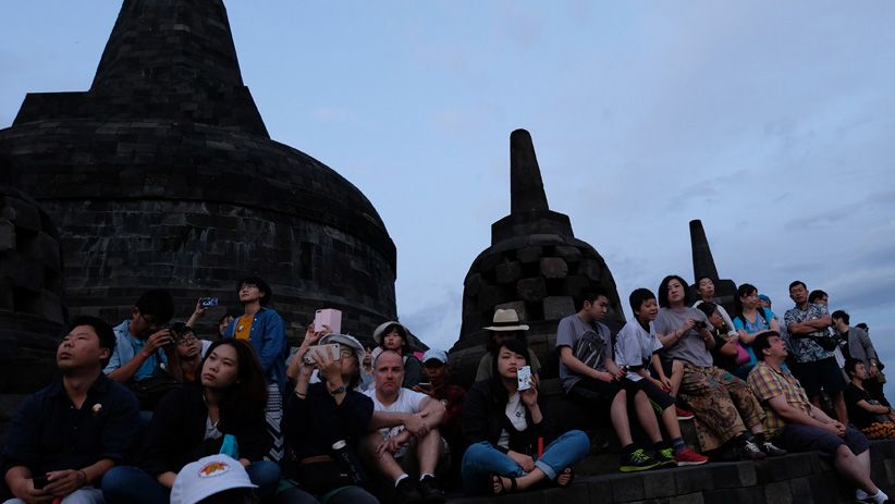 Antusisasme Wisatawan Melihat Matahari Terbit di Candi Borobudur Antusisasme Wisatawan Melihat Matahari Terbit di Candi Borobudur