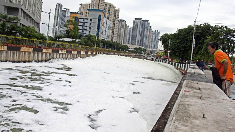 Muncul Busa Tebal Berbintik, Begini Penampakan Kali Item - Bagian 3