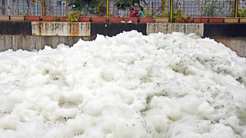 Muncul Busa Tebal Berbintik, Begini Penampakan Kali Item - Bagian 1