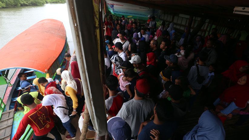 Libur Tahun Baru, Hutan Mangrove Wonorejo Dipenuhi Pengunjung
