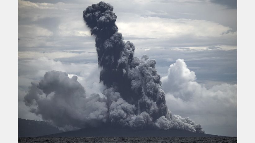 Melihat Erupsi Gunung Anak Krakatau dari KRI Torani 860