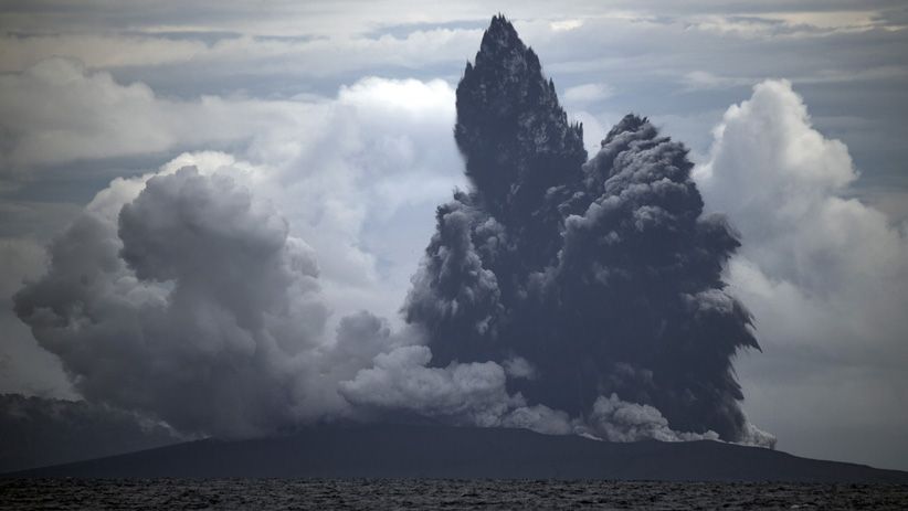Melihat Erupsi Gunung Anak Krakatau dari KRI Torani 860