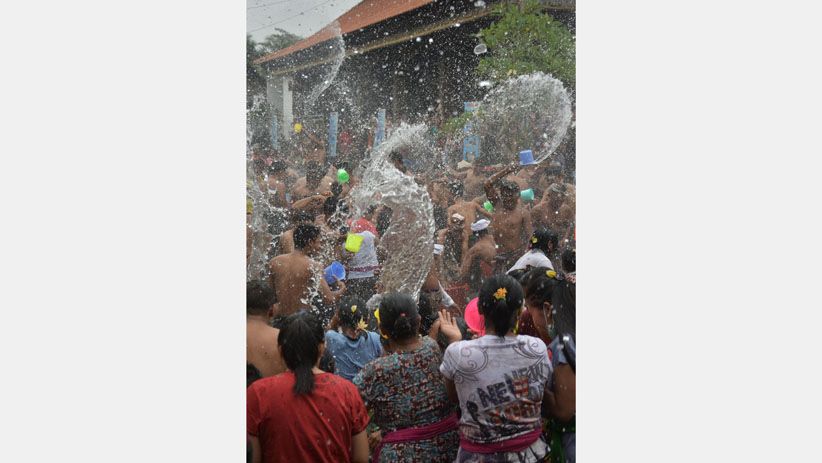 Serunya Tradisi Perang Air Desa Suwat Bali - Bagian 2