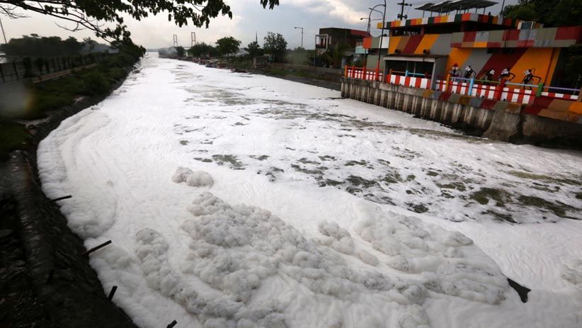 Tercemar, Muara Sungai Tambak Wedi Surabaya Dipenuhi Busa Tebal