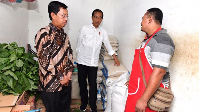 Blusukan ke Pasar Ngemplak, Presiden Jokowi Belanja Beras dan Ayam - Bagian 3