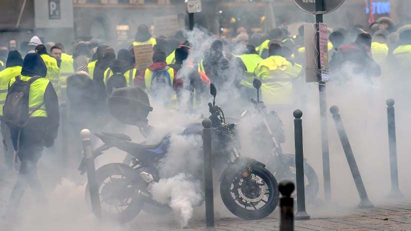 Protes Belum Berakhir, Massa Rompi Kuning Bentrok dengan Polisi Prancis - Bagian 5