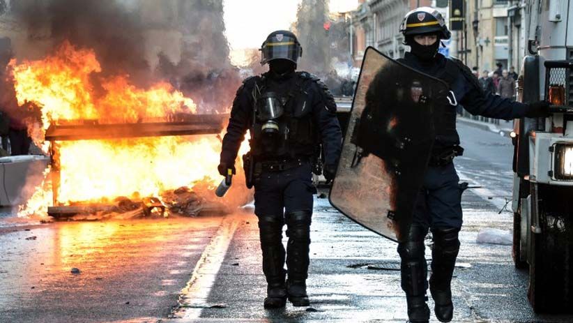 Protes Belum Berakhir, Massa Rompi Kuning Bentrok dengan Polisi Prancis - Bagian 3