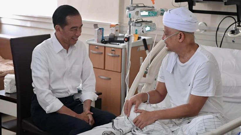 Presiden Jokowi Jenguk Ustaz Arifin Ilham di RSCM - Bagian 4