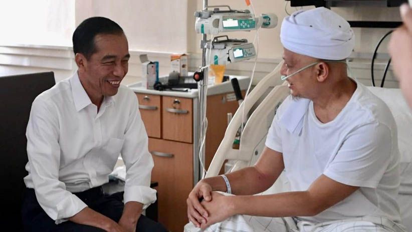 Presiden Jokowi Jenguk Ustaz Arifin Ilham di RSCM - Bagian 1