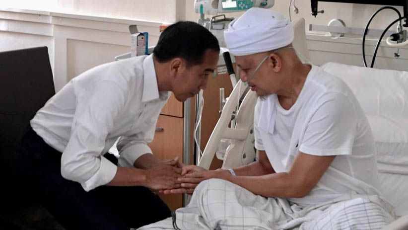 Presiden Jokowi Jenguk Ustaz Arifin Ilham di RSCM - Bagian 2