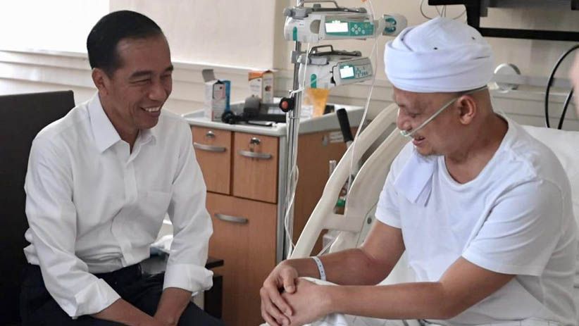 Presiden Jokowi Jenguk Ustaz Arifin Ilham di RSCM - Bagian 3