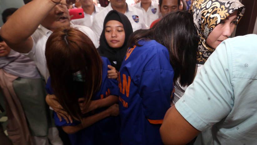 Ini Dia 2 Tersangka Muncikari Artis Beserta Barang Bukti Prostitusi