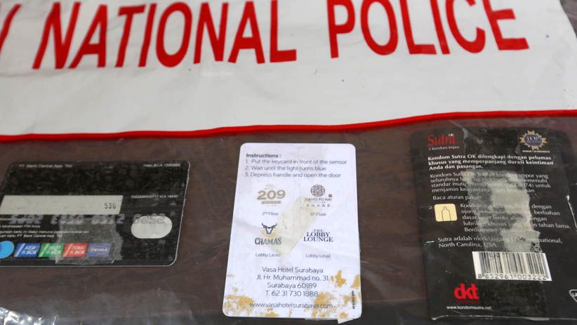 Ini Dia 2 Tersangka Muncikari Artis Beserta Barang Bukti Prostitusi