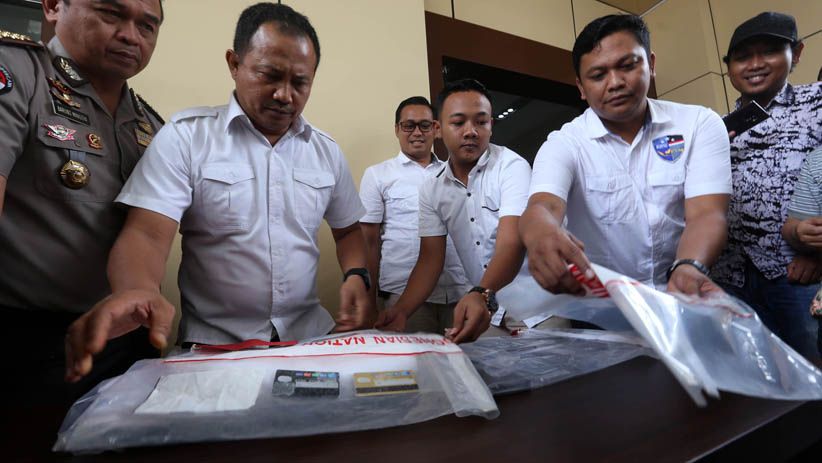 Ini Dia 2 Tersangka Muncikari Artis Beserta Barang Bukti Prostitusi