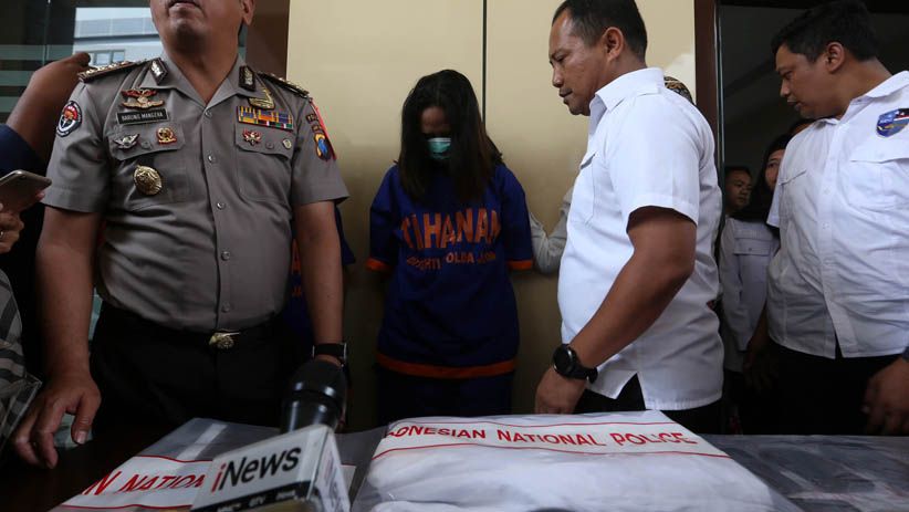 Ini Dia 2 Tersangka Muncikari Artis Beserta Barang Bukti Prostitusi - Bagian 2