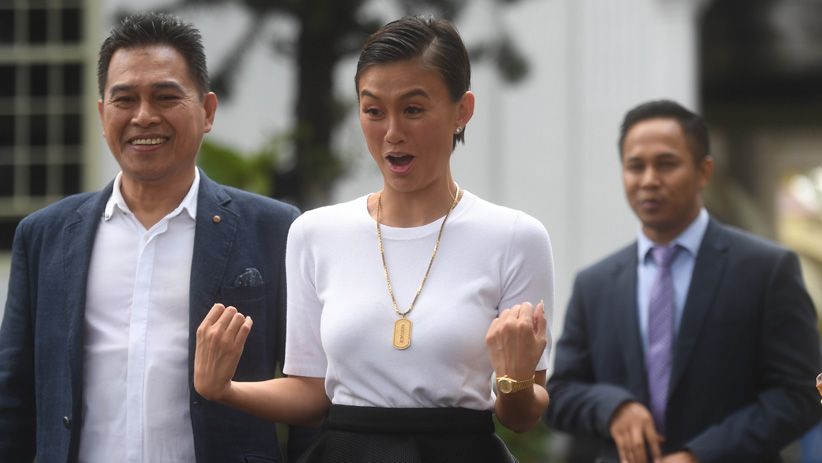 Berbaju Putih, Agnes Monica Bertemu Presiden Jokowi di Istana - Bagian 1