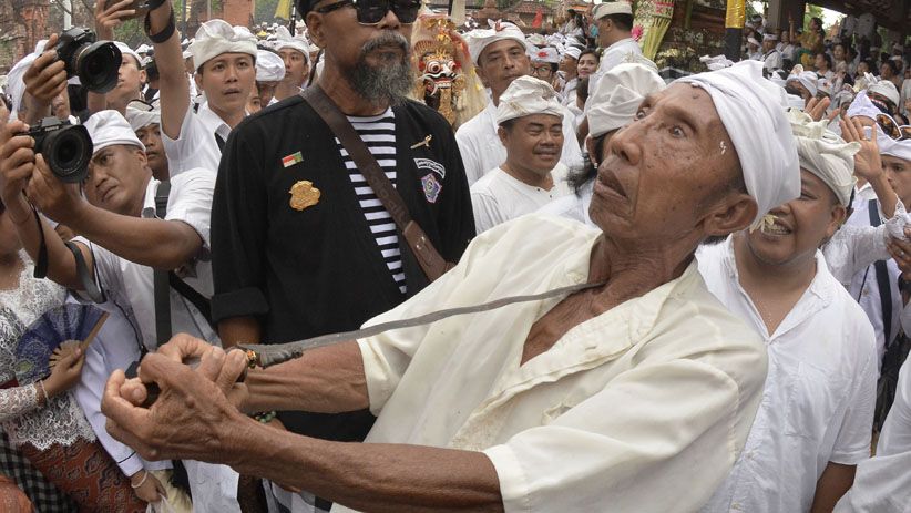 Warga Bali Kesurupan Menusukkan Keris ke Tubuh saat Tradisi Ngerebong