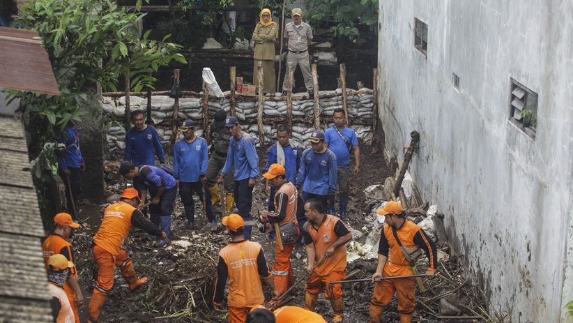Tanggul Kali Pulo Jebol, Kawasan Jati Padang Terendam Air - Bagian 2