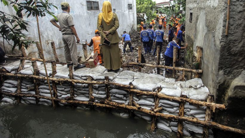 Tanggul Kali Pulo Jebol, Kawasan Jati Padang Terendam Air - Bagian 1