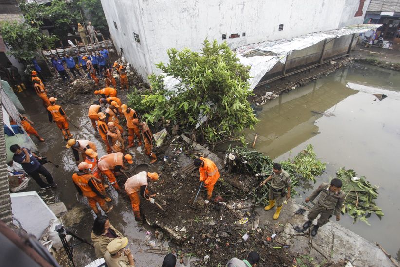 Tanggul Kali Pulo Jebol, Kawasan Jati Padang Terendam Air - Bagian 3