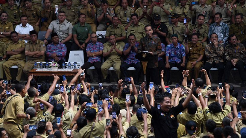 Bertemu Ribuan Perangkat Desa, Presiden Jokowi Berjanji Naikkan Gaji - Bagian 1