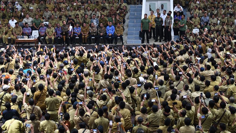 Bertemu Ribuan Perangkat Desa, Presiden Jokowi Berjanji Naikkan Gaji - Bagian 2