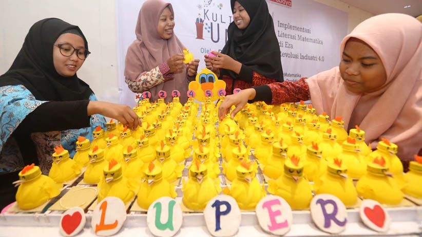 Mahasiswi UM Surabaya Buat Media Belajar Matematika dari Limbah Plastik
