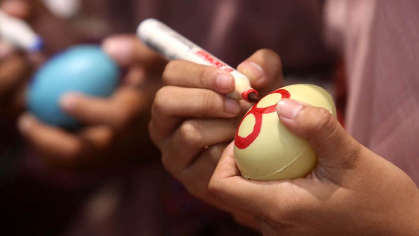 Mahasiswi UM Surabaya Buat Media Belajar Matematika dari Limbah Plastik