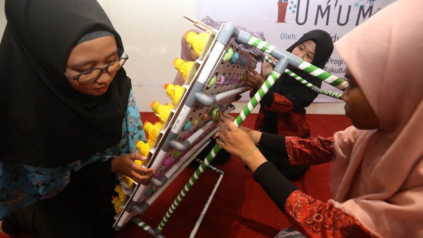Mahasiswi UM Surabaya Buat Media Belajar Matematika dari Limbah Plastik