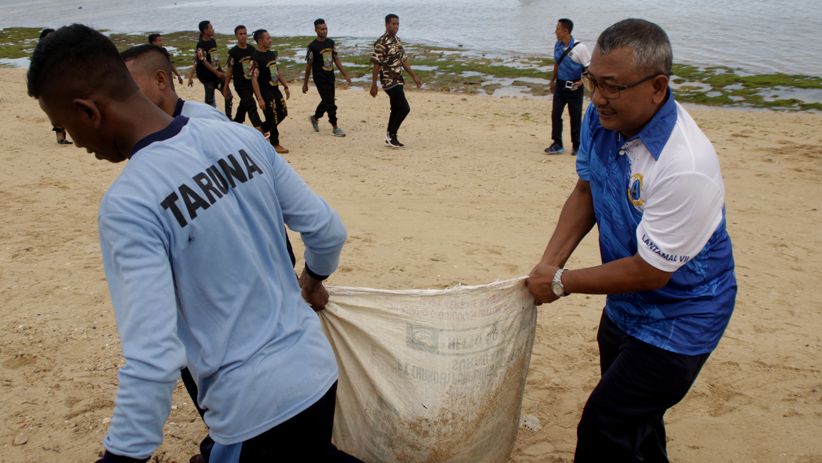 Aksi Bersih-Bersih Pantai Pasing Panjang Peringati Hari Dharma Samudera