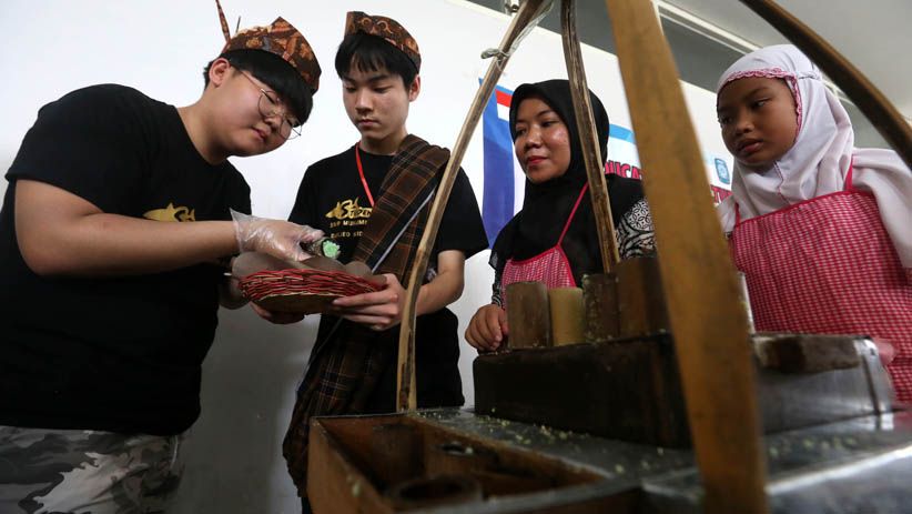 Melihat Pelajar asal Korea Selatan Belajar Membuat Kue Putu