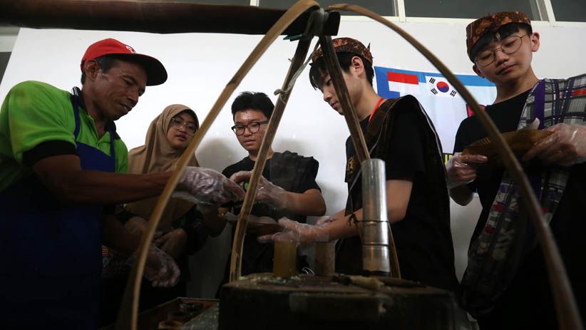 Melihat Pelajar asal Korea Selatan Belajar Membuat Kue Putu