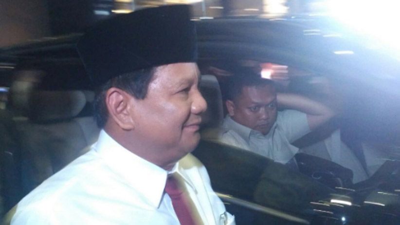 Tiba di Bidakara, Prabowo-Sandi Acungkan Salam Dua Jari - Bagian 2