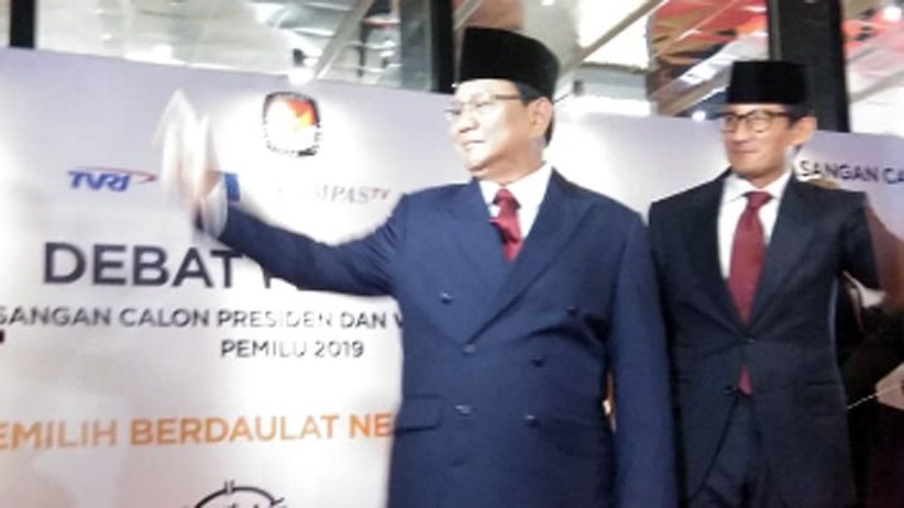 Tiba di Bidakara, Prabowo-Sandi Acungkan Salam Dua Jari - Bagian 3