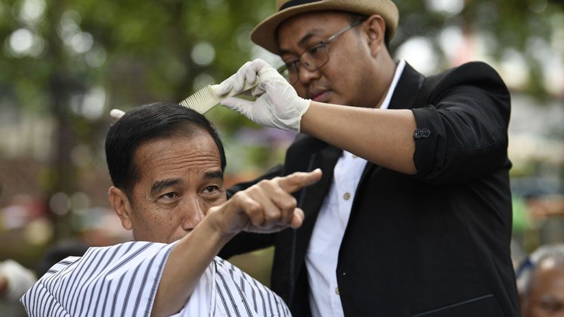 Presiden Jokowi Potong Rambut di Bawah Pohon, Begini Hasilnya - Bagian 2