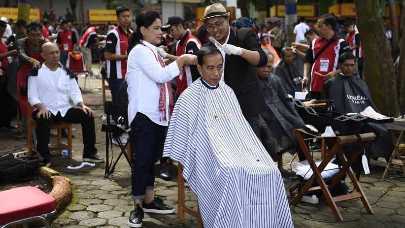 Presiden Jokowi Potong Rambut di Bawah Pohon, Begini Hasilnya - Bagian 1