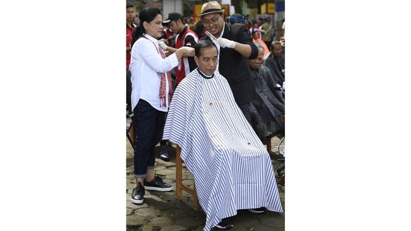 Presiden Jokowi Potong Rambut di Bawah Pohon, Begini Hasilnya - Bagian 3
