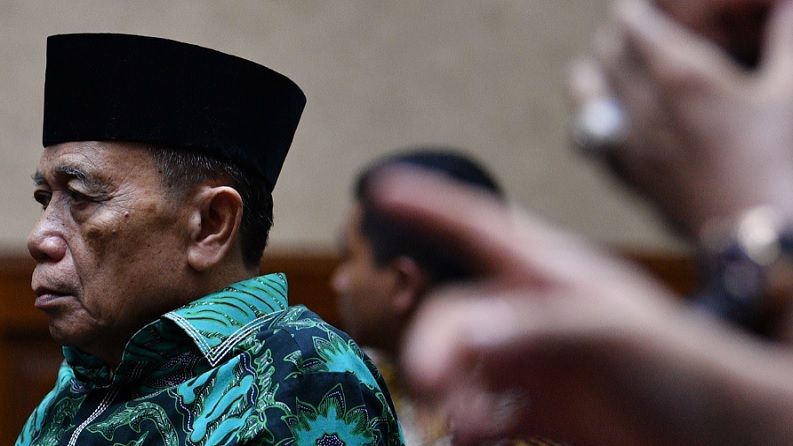 Dituntut 10 Tahun Penjara dan Denda Rp250 Juta, Begini Reaksi Amin Santono - Bagian 4