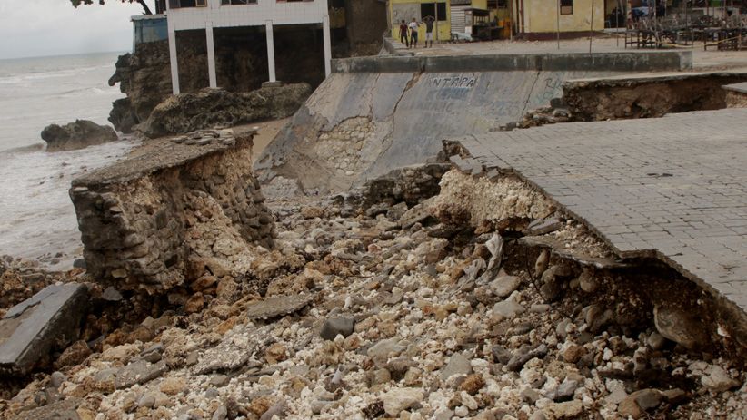 Kawasan Wisata di Pantai Kupang Hancur akibat Gelombang Tinggi