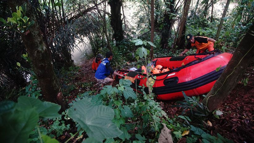 Tim SAR Gabungan Terus Mencari Korban Hanyut di Sungai Ciliwung - Bagian 2