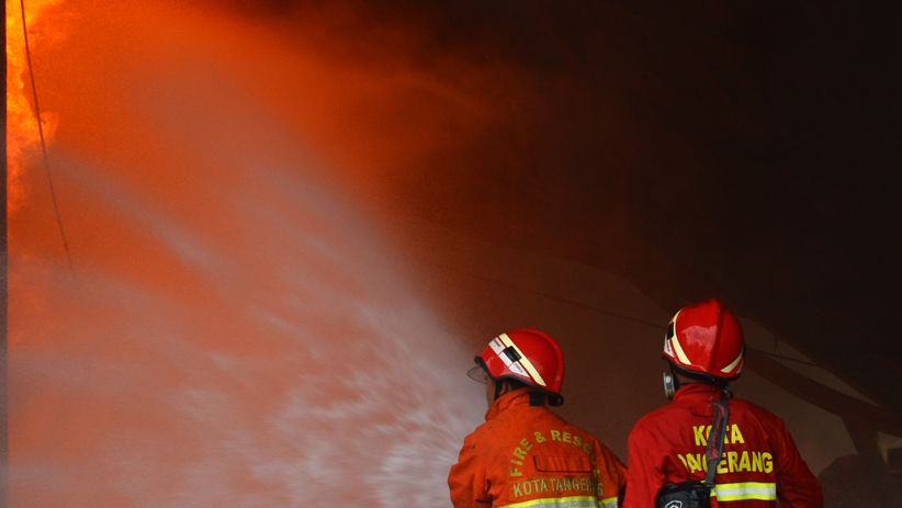 Pabrik Kasur Busa di Tangerang Ludes Terbakar - Bagian 2