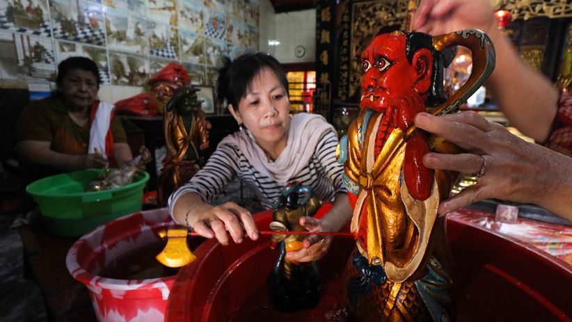 Jelang Imlek, Klenteng Hok An Kiong Gelar Ritual Cuci Patung Dewa - Bagian 1