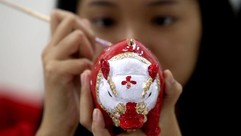 Sambut Imlek, Mahasiswa Asing dan Ubaya Menghias Babi dari Tanah Liat