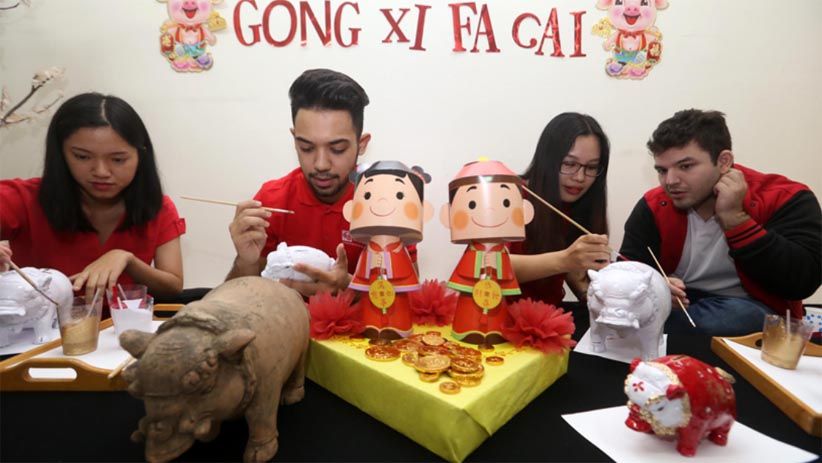 Sambut Imlek, Mahasiswa Asing dan Ubaya Menghias Babi dari Tanah Liat