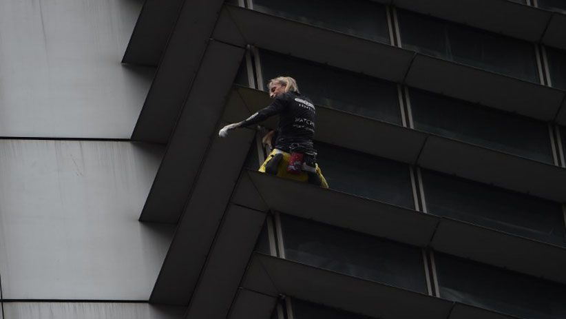 Aksi Menegangkan Spiderman Prancis Panjat Gedung Tertinggi di Manila