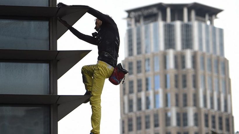 Aksi Menegangkan Spiderman Prancis Panjat Gedung Tertinggi di Manila - Bagian 2